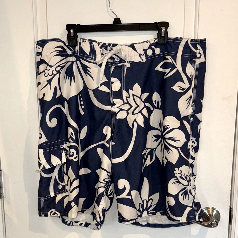 Old Navy Mens swim trunks Shorts in Navy and White Floral Sz XL cargo